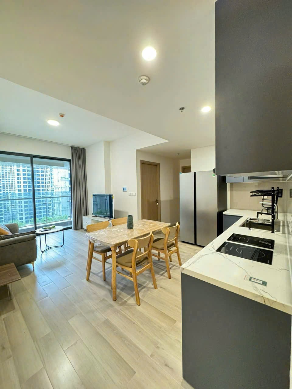 2PN full nội thất hướng Đông Bắc tầng 13 phân khu Lumiere Boulevard Masterise Homes