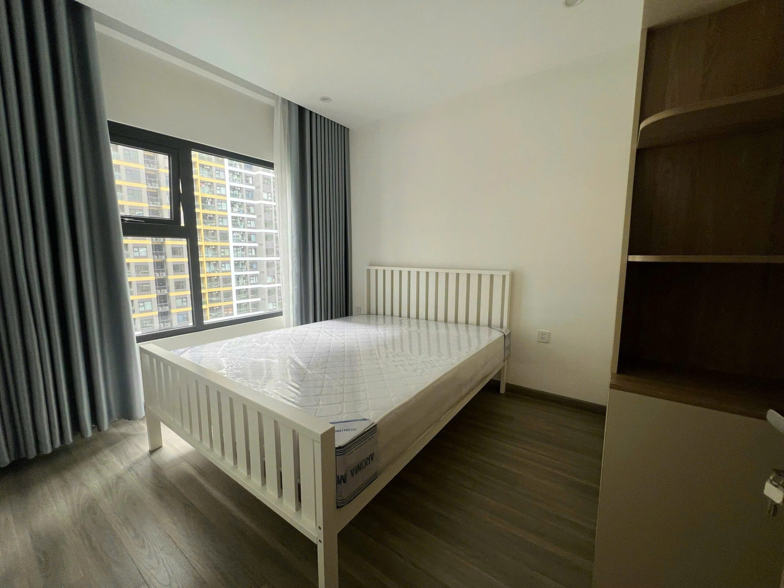 2PN full nội thất hướng Đông Nam tầng 8 The Beverly Solari