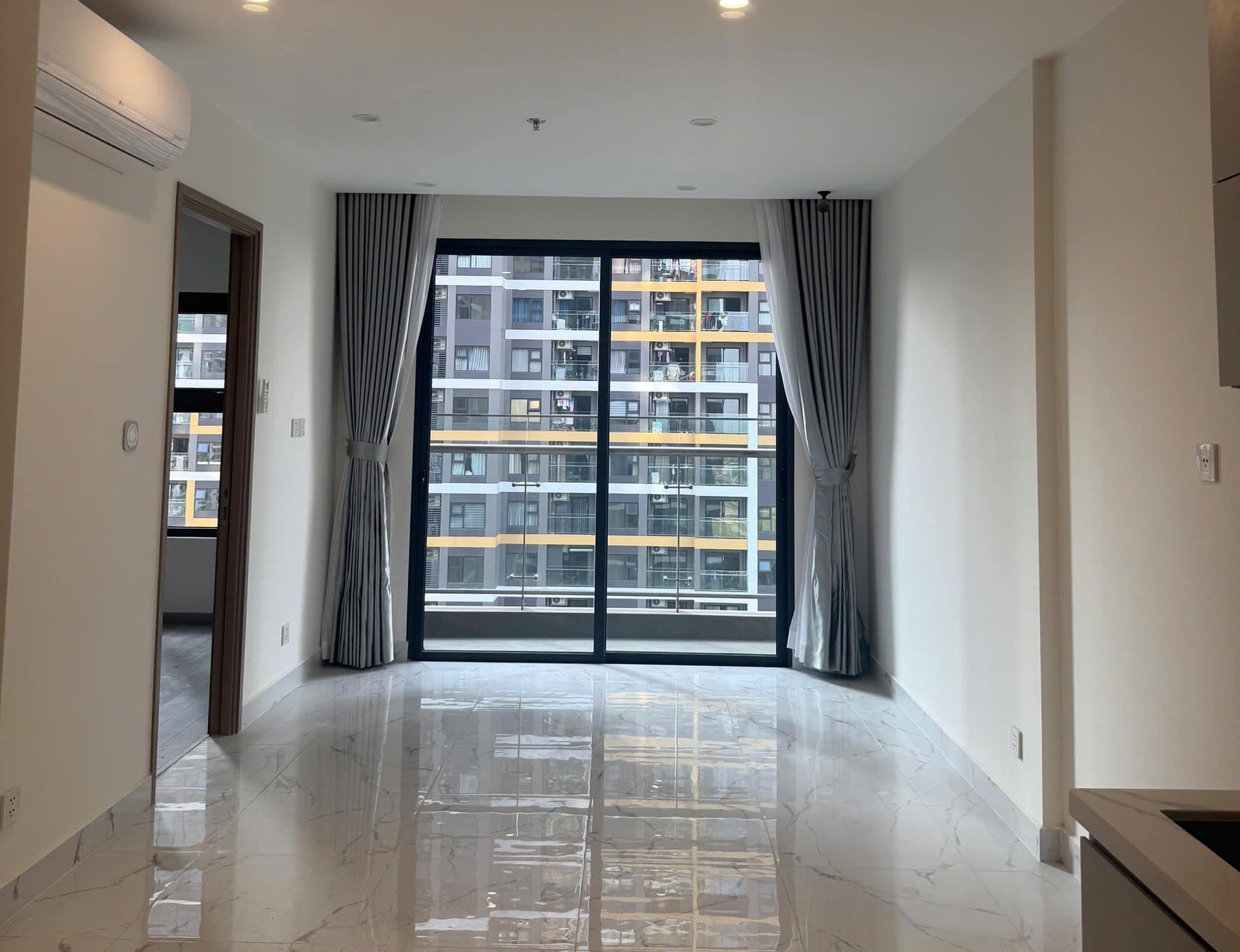 Căn hộ 2PN bếp rèm tầng 13 The Beverly Solari Vinhomes Grand Park